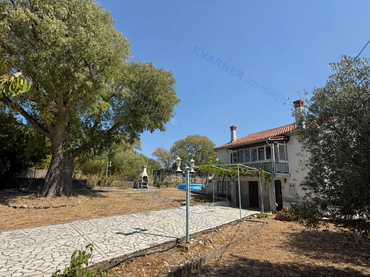 Vrbnik - samostojeća kuća s maslinikom i garažom