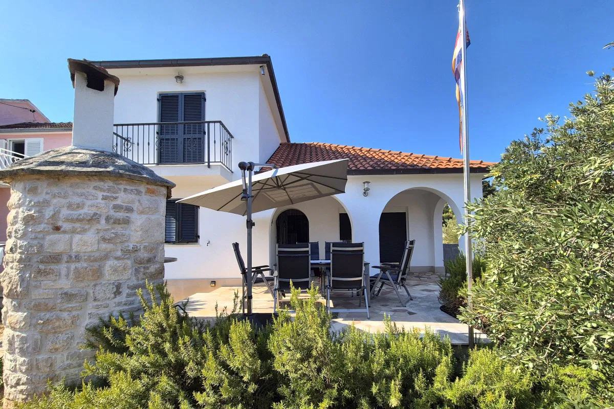 Splendida casa bifamiliare con vista mare