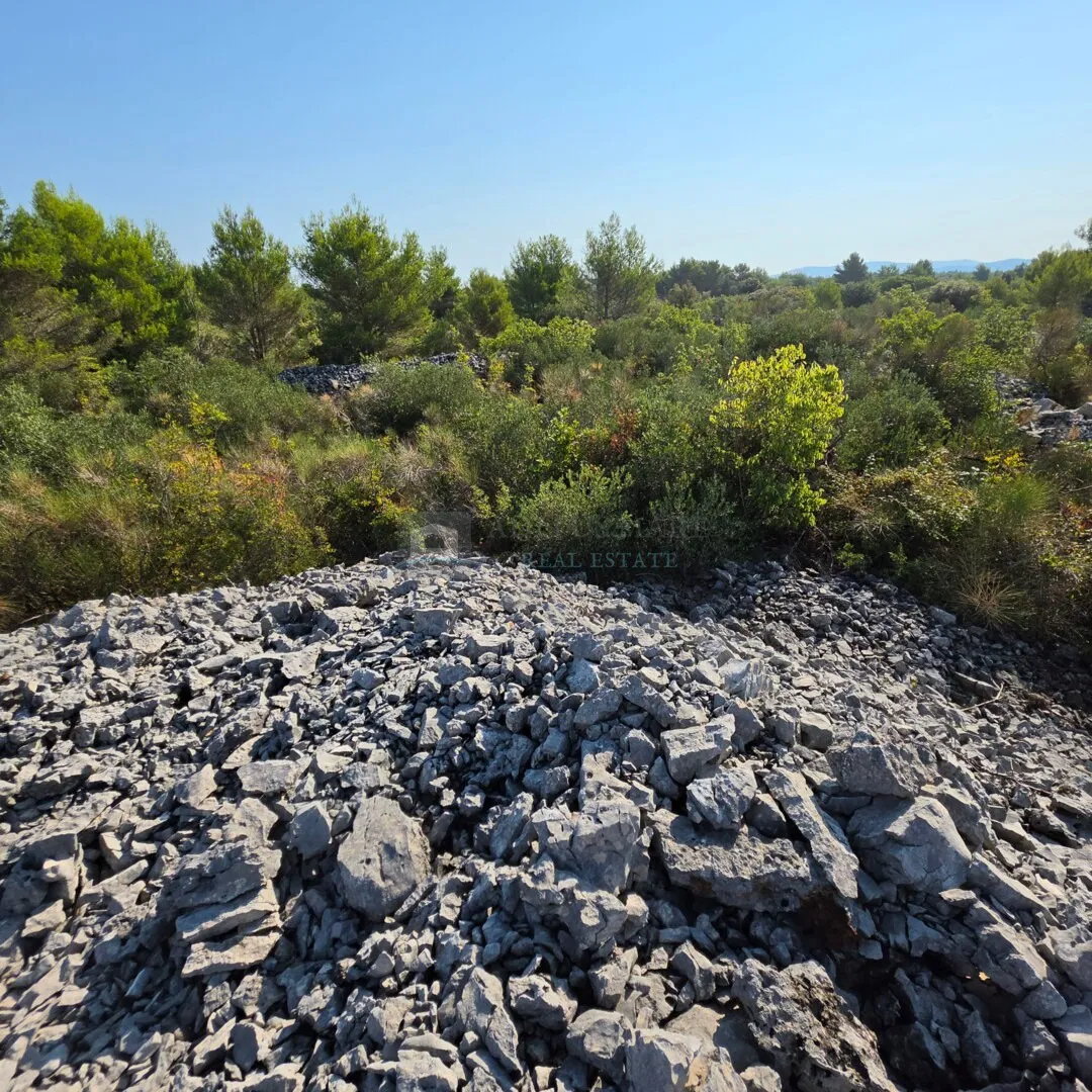 Atraktivno poljoprivredno zemljište na Srimi – 1.928 m², svega 200 m od mora