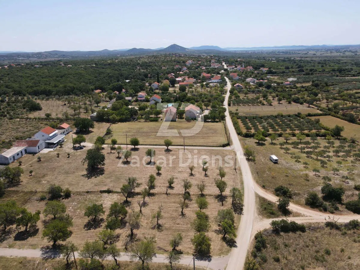 Terreno di 1000 m2 in una posizione eccezionale a Tinj