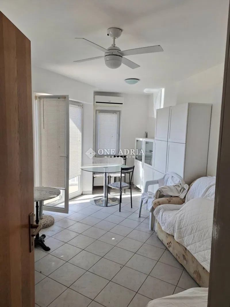 UREĐEN APARTMAN SAMO 150m OD MORA! – 2