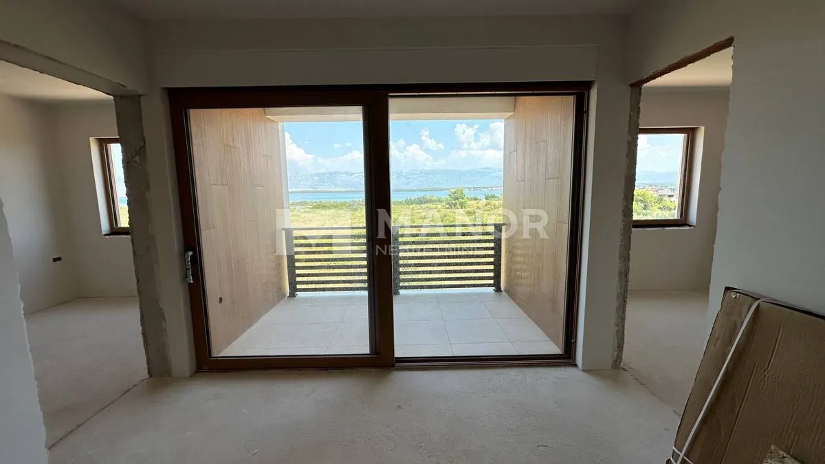ZADAR, NIN - Moderan 2S+DB apartman s pogledom na more i krovnom terasom