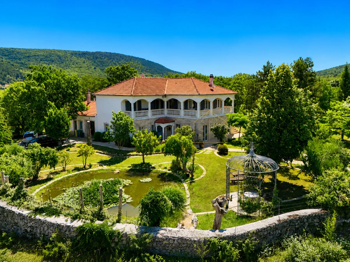 JEDINSTVENO IMANJE NA 6600 m² S KUĆOM, UNUTARNJIM BAZENOM I JEZEROM