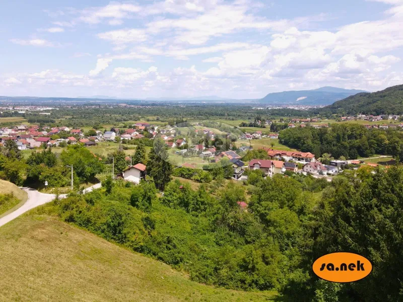 Prostrano građevinsko zemljište s pogledom