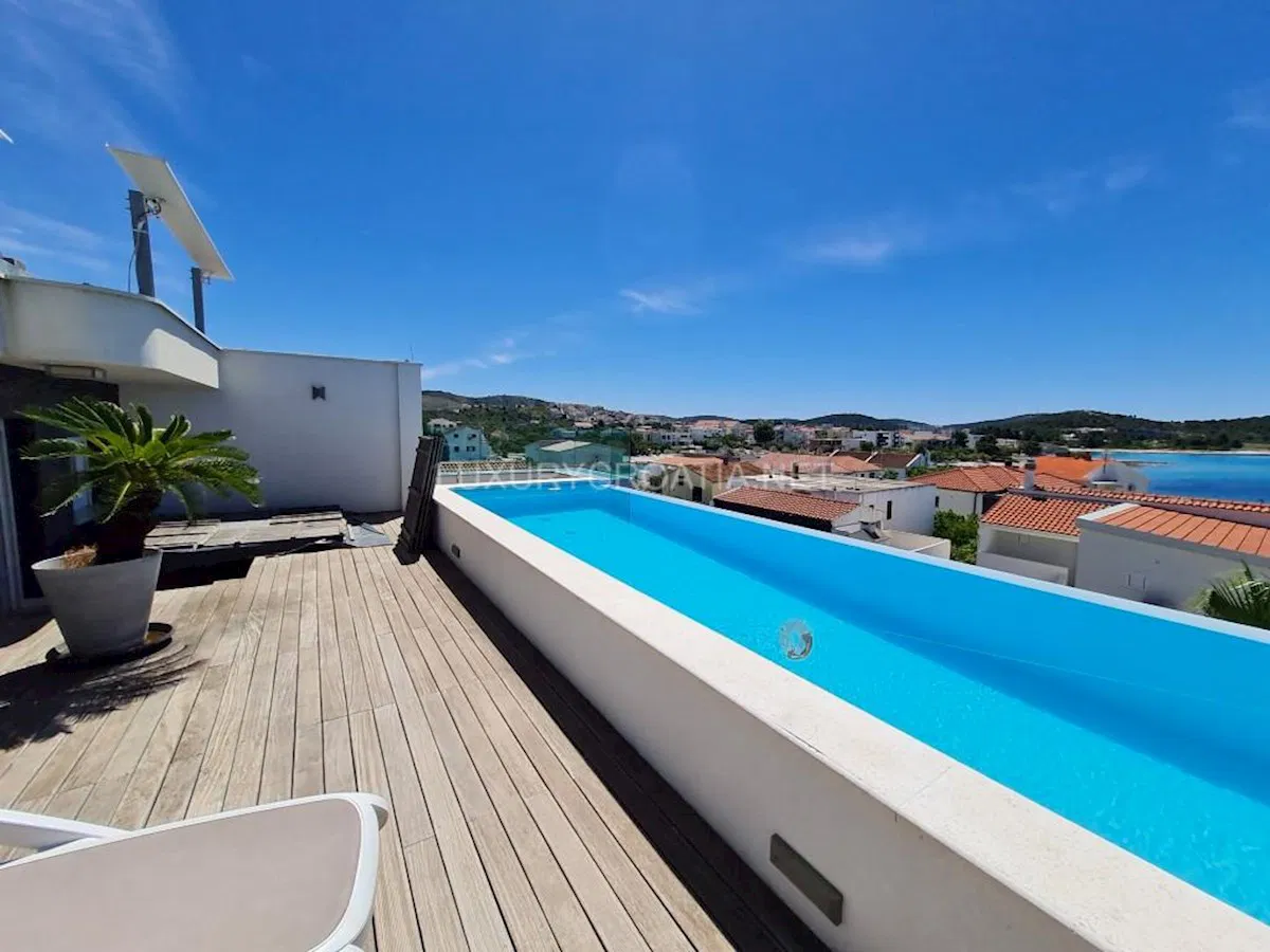 Nova vila na prodaju uz more s bazenom na gornjem katu Rogoznica Šibenik Hrvatska