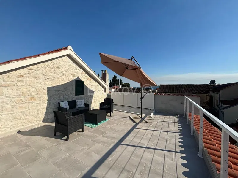 Kaštel Lukšić, renovirana kamena kuća 122m2, prodaja