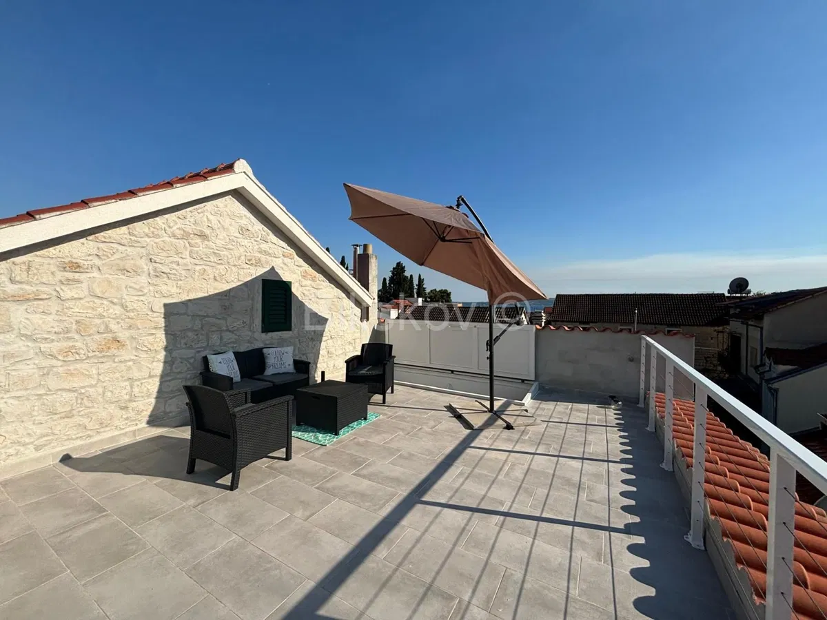 Kaštel Lukšić, renovirana kamena kuća 122m2, prodaja