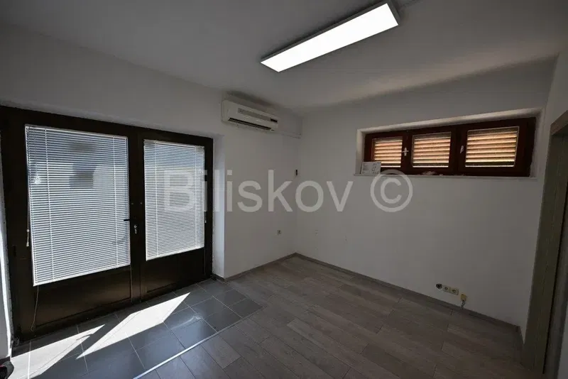 Seget Donji, poslovni prostor 53m2, najam dugoročno