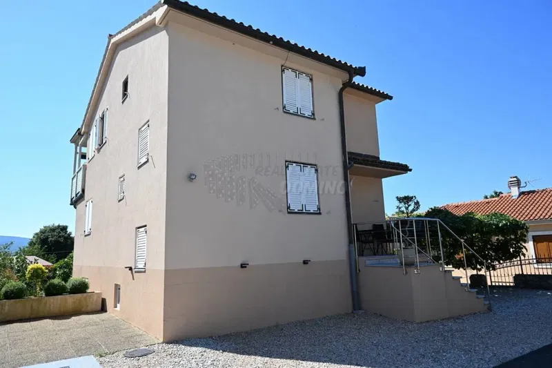 Kuća s 3 apartmana!! Otok Krk!