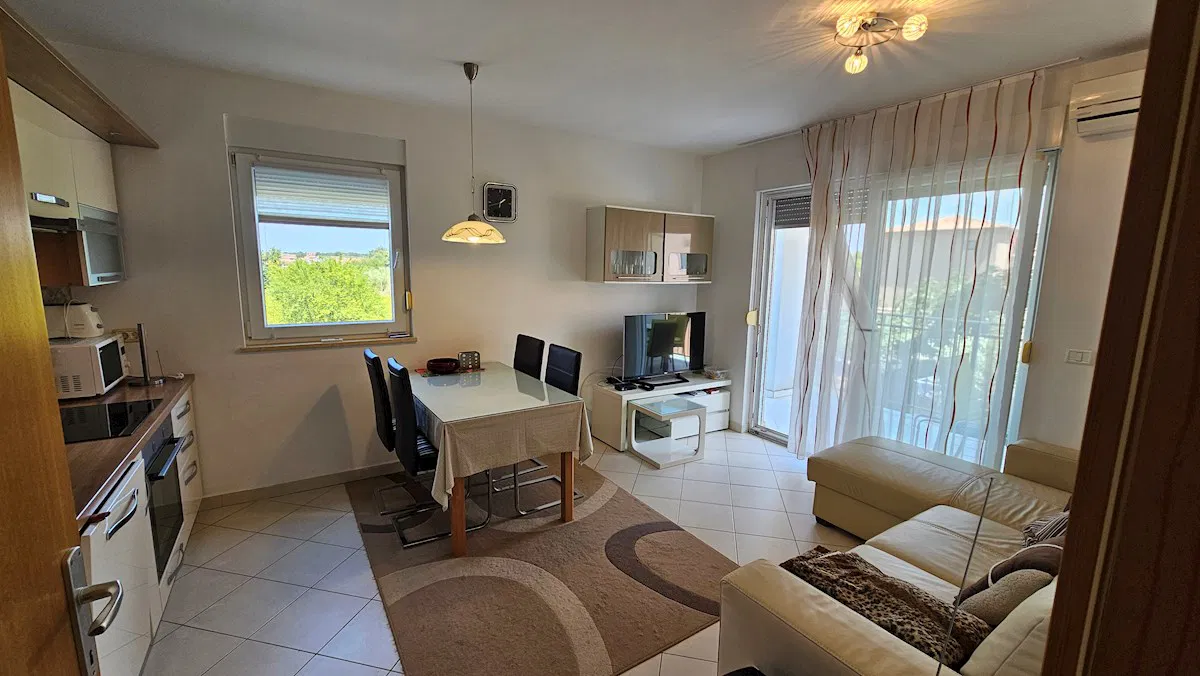 Zwei-Zimmer-Wohnung in Meeresnähe – Novigrad