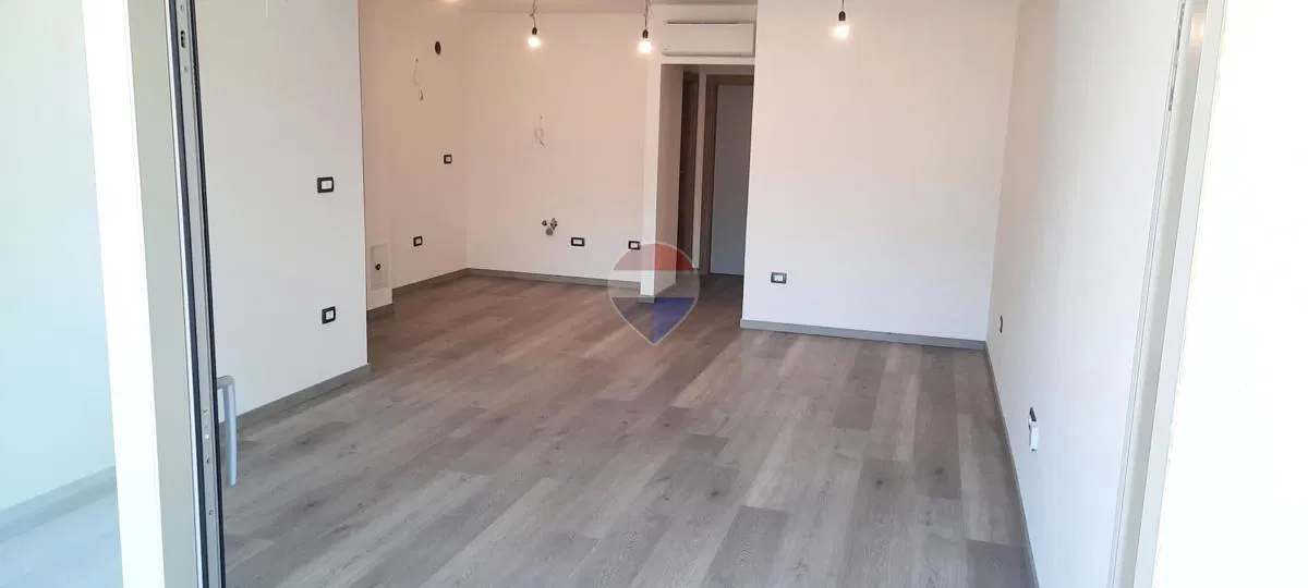Istra, Umag - centar, ured na 1. katu novogradnje, 950 € + PDV