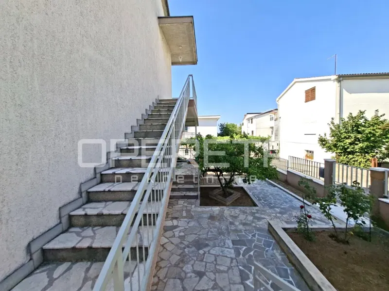 Casa con 2 appartamenti e giardino, 120m dal mare - Brodarica - Sebenico – 2
