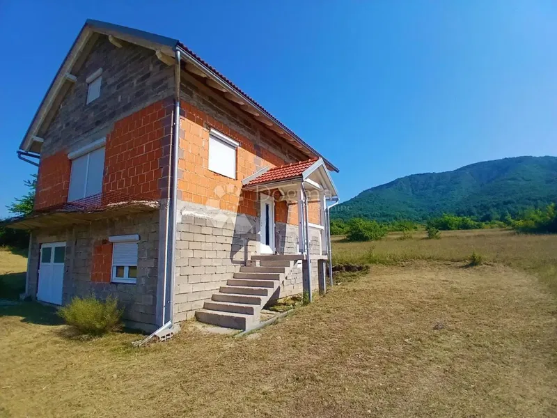 Casa Donji Lapac, 1.643m2 – 2