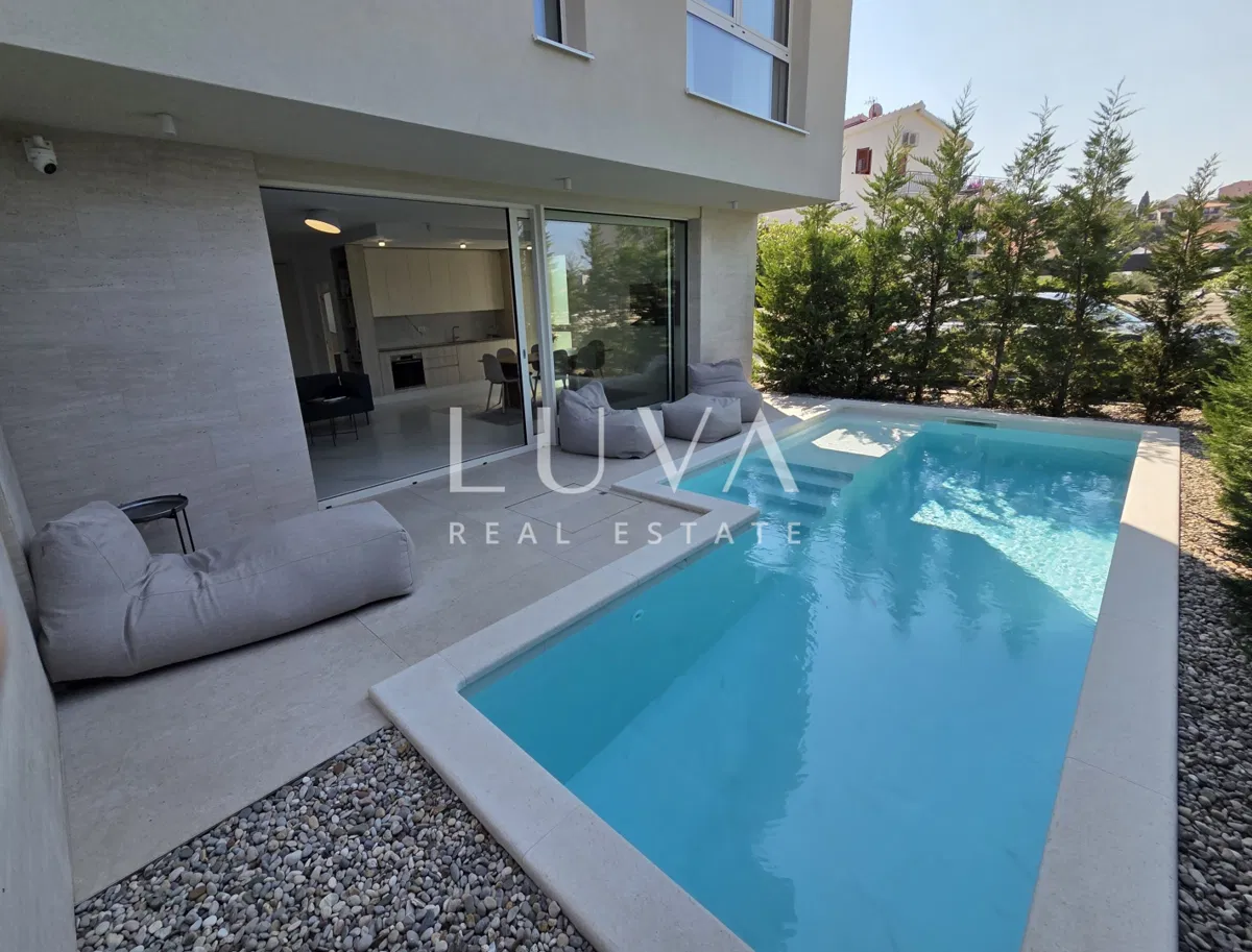 Trogir, Seget Vranjica, kuća 200m2 s bazenom uz more