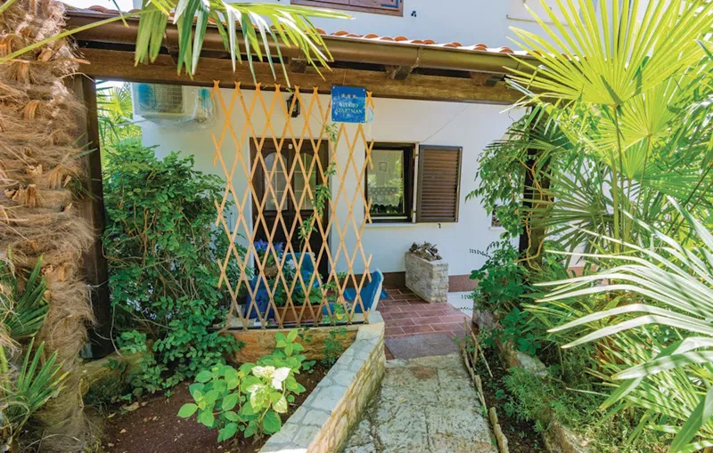 NOVIGRAD – Kuća s 4 stambene jedinice, 600 m od mora
