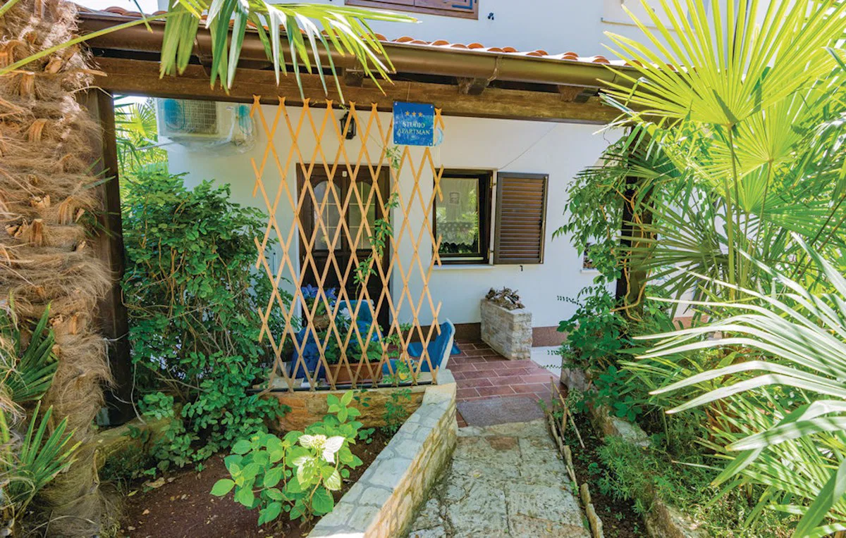 NOVIGRAD – Dom z 4 lokalami, 600 m od morza