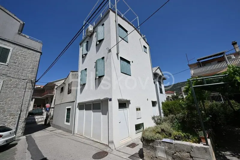 Kaštel Lukšić, obiteljska kuća sa garažom 97m2, prodaja