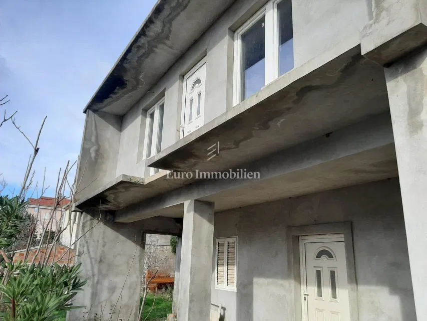 Casa da ristrutturare nel centro di Povljana
