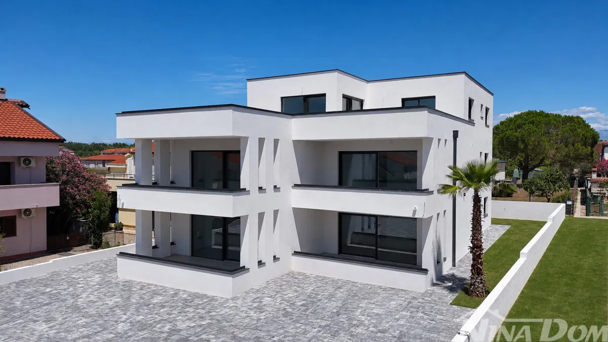 ( S1 ) Luksuzan dvosoban apartman-  VlASTITI VRT- 2 PARKIRNA MJESTA