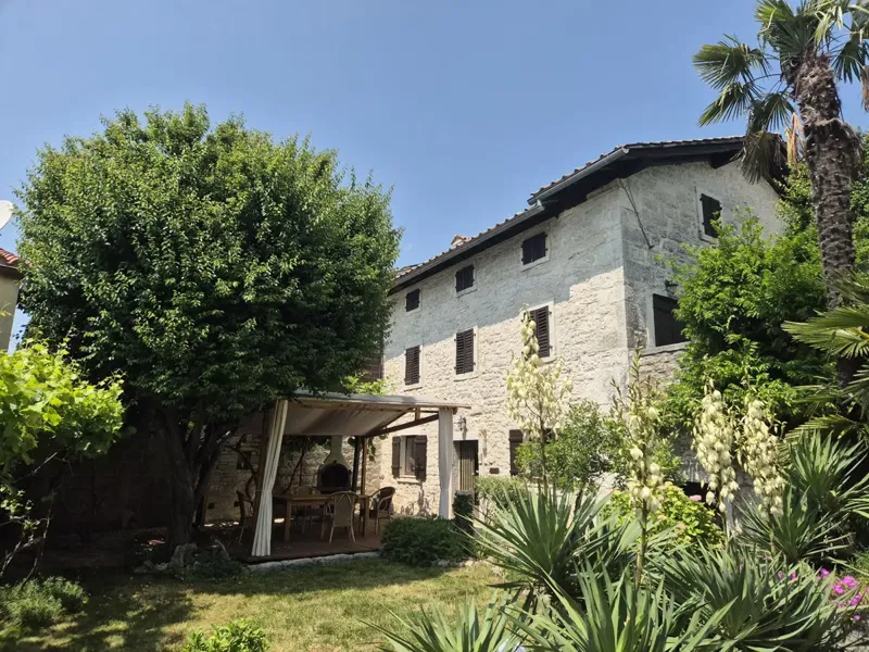 Z-983 Prekrasna kuća od prirodnog kamena na mirnoj lokaciji s vrtom i malim bazenom, Eur 395.000,-