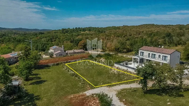 Grožnjan, lijepo zamljište sa projektom na mirnoj lokaciji!