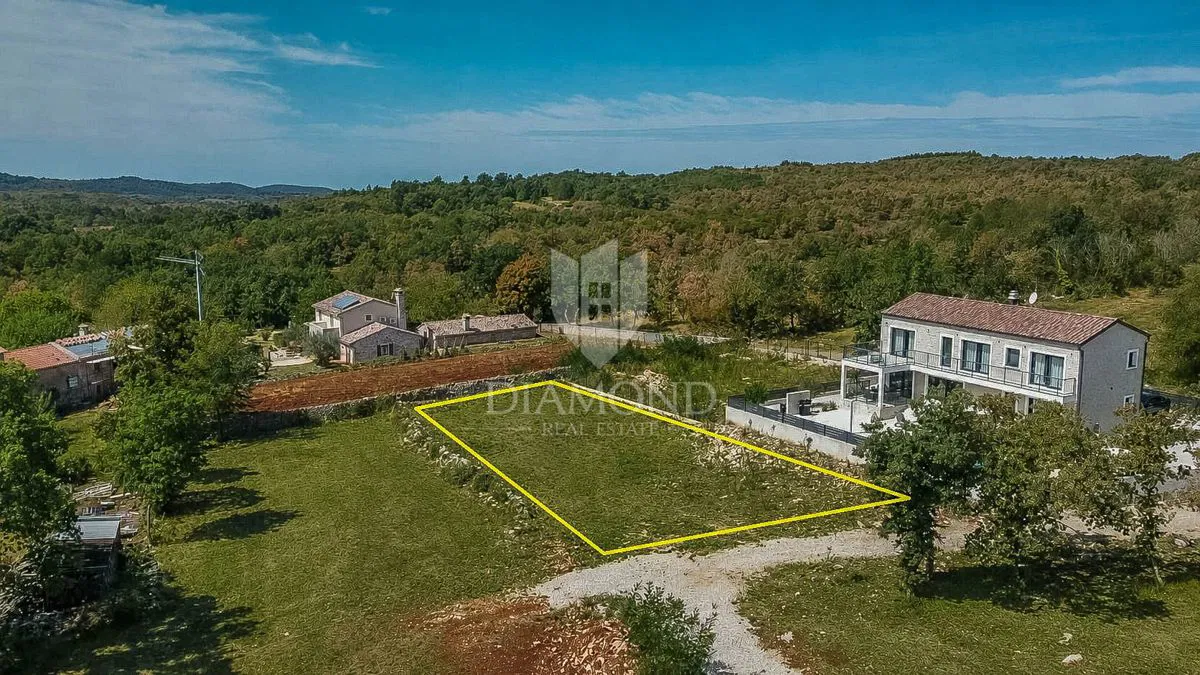 Grožnjan, lijepo zamljište sa projektom na mirnoj lokaciji!