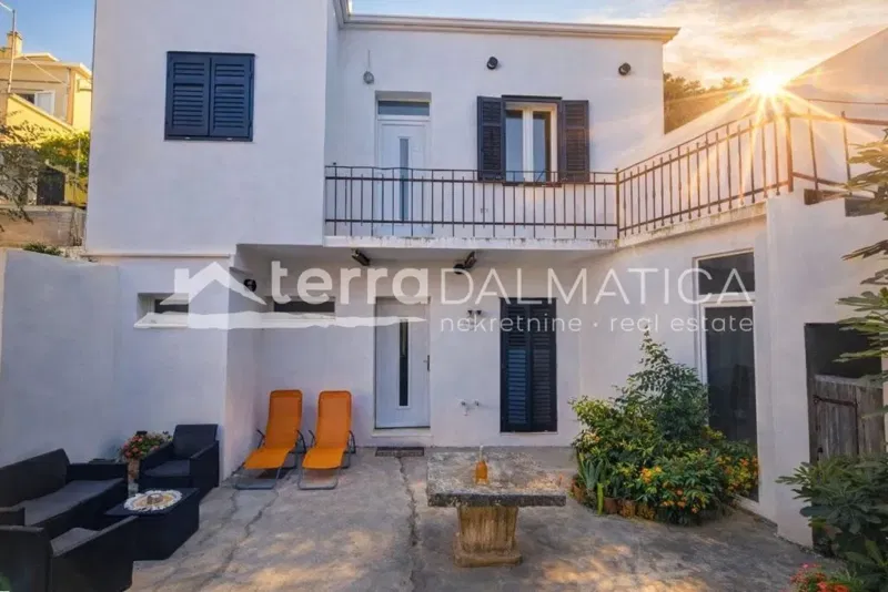 Renovated house with 2 apartments and a yard in the wider center of Šibenik – 2