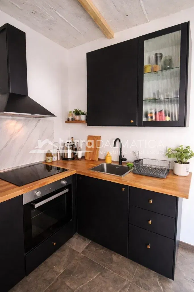 Renovated house with 2 apartments and a yard in the wider center of Šibenik – 3