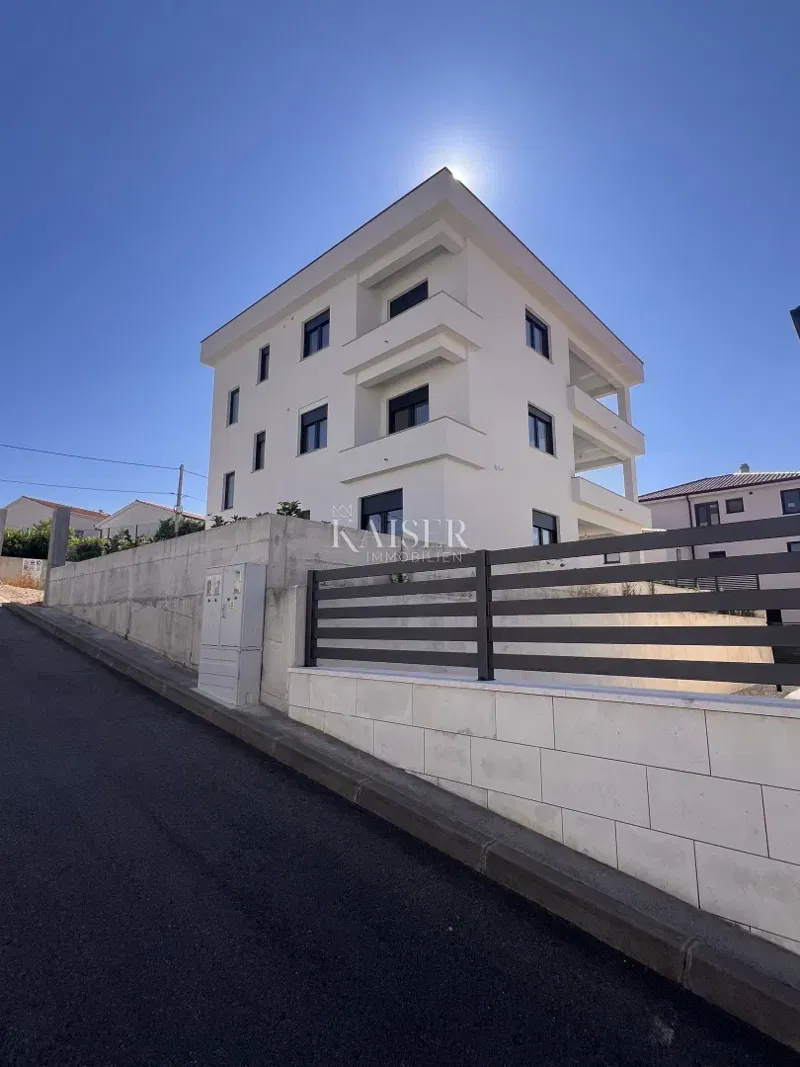 RIJEKA – ISTOČNI PRIGRAD | NOVOGRADNJA S 3 STAMBENE JEDINICE | VISOKI ROH-BAU | BAZEN I POGLED NA MORE
