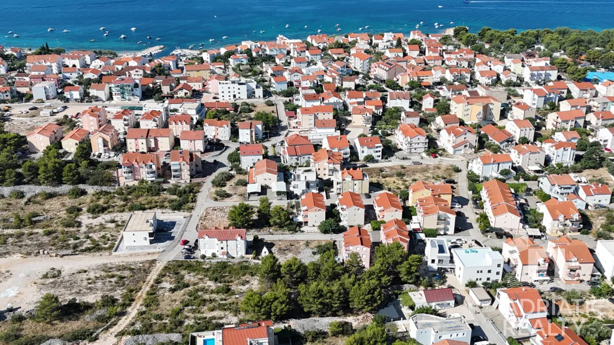 Vodice, Srima, građevinsko zemljište 1682 m2, 450m od plaže