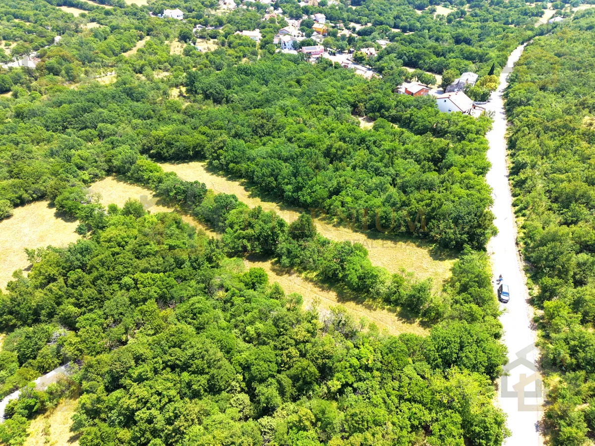 ŠKRLJEVO – 2.700 m² GRAĐEVINSKO, UKUPNO 9.925 m²