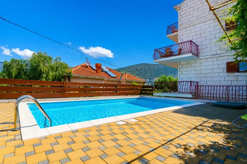 house-of-app460-m2-with-a-pool-and-sea-view-9-renting-units-attractive-location-in-lapad – 2