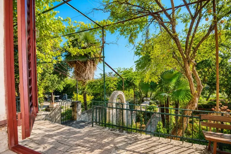 beautiful-detached-traditional-stone-house-to-be-villa-attractive-location – 3