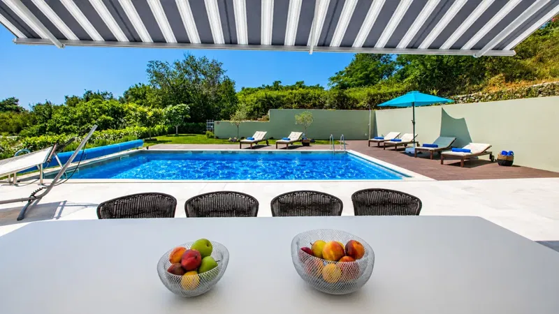 luxury-villa-in-greenery-with-pool-sea-view – 3