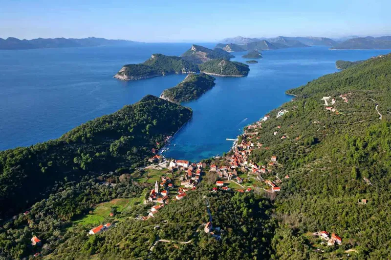 atraktivno-gradevinsko-zemljiste-cca-500-m2-top-lokacija-uz-more-prekrasan-pogled-na-more-i-otoke-dubrovnik-otoci