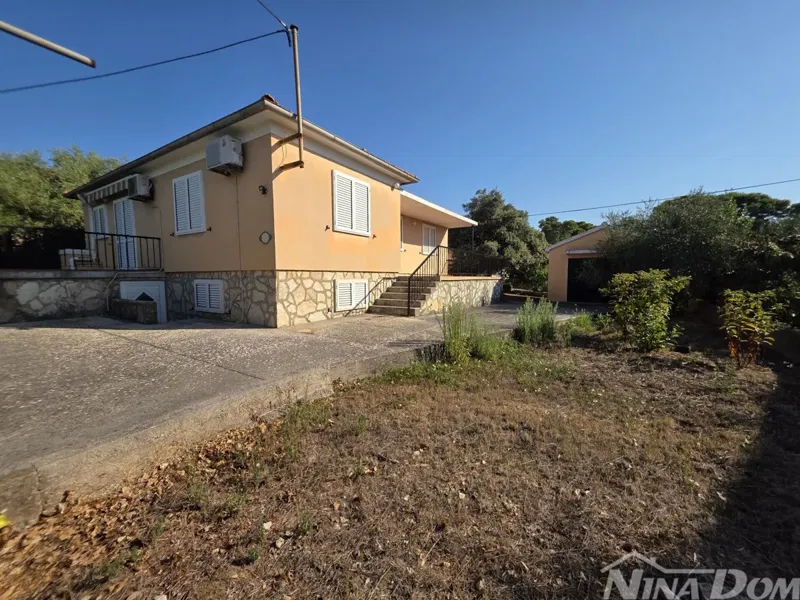 Samostojeća kuća u srcu Ugljana – 50m od centra, 200m od mora!