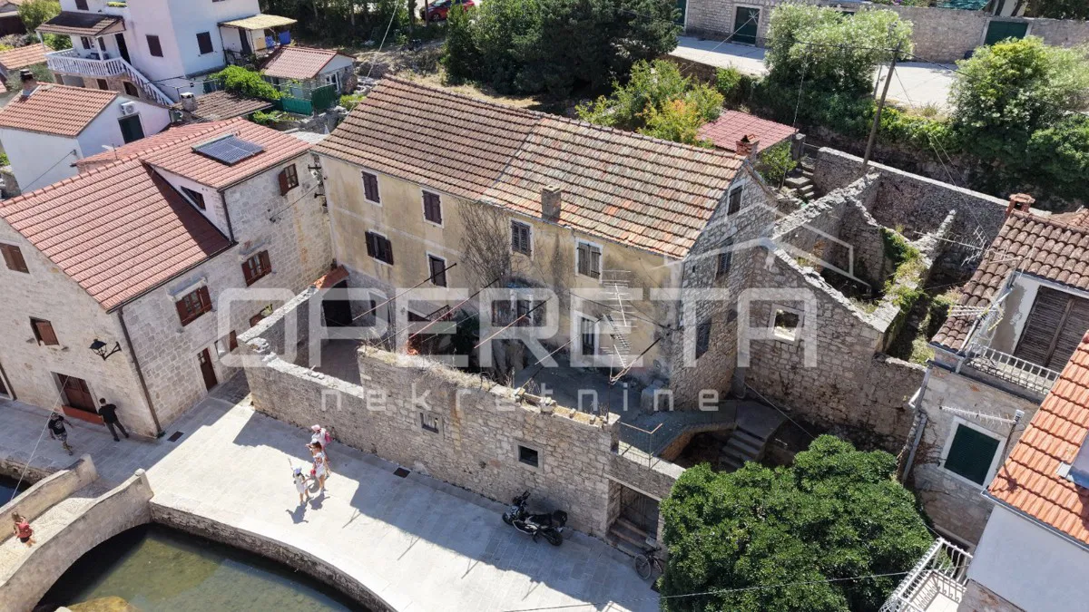 Kamnite hiše ob rivi in zemljišče v Vrboski na otoku Hvaru