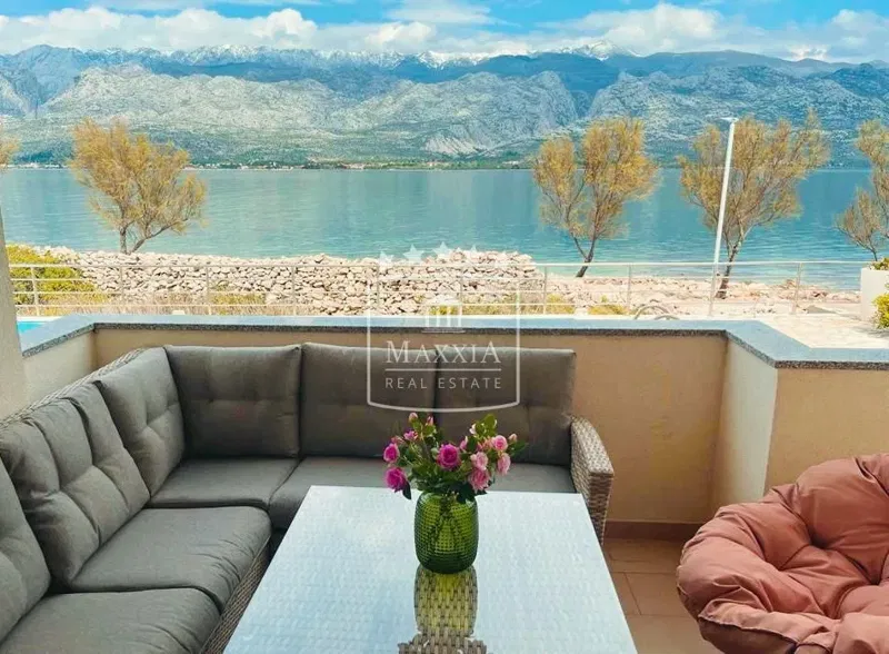 Vinjerac – Apartman prvi red, na plaži! Bazen! Otvoren pogled na more! 259.000€