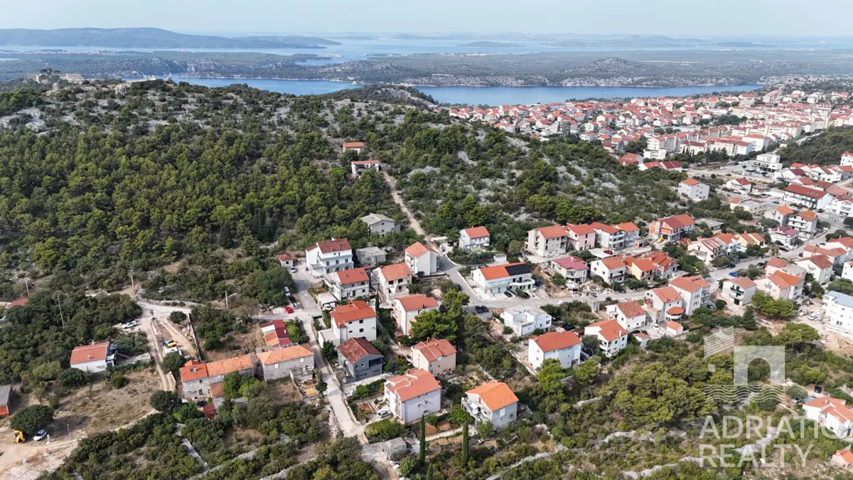 Šibenik, građevinsko zemljište pravilnog oblika, 518 m2
