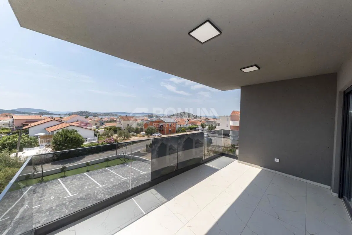 Tribunj, apartmán s dvoma spálňami, dvoma terasami