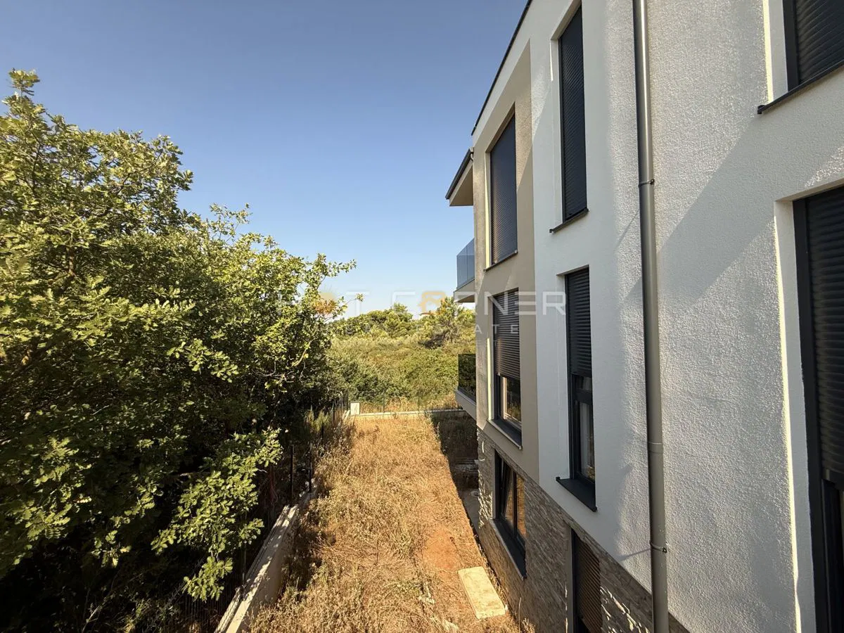Medulin, novogradnja, 600 m od plaže, prizemni 2 SS stan s 126 m2 vrta, useljivo