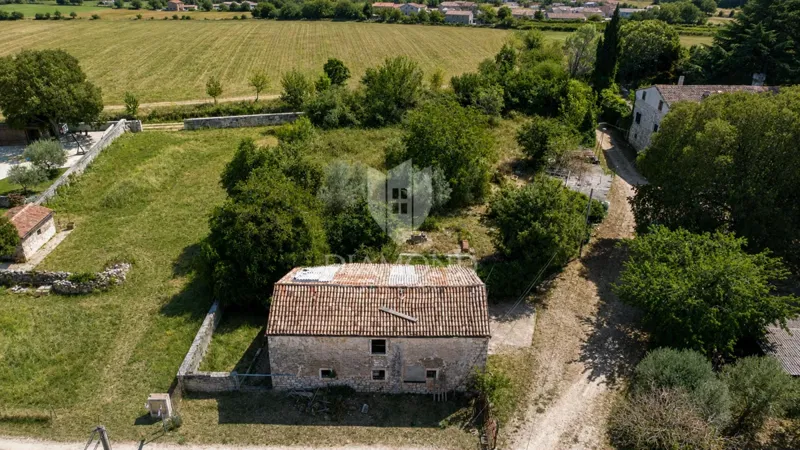 Poreč, Višnjan samostojeća kamena kuća sa velikim dvorištem!