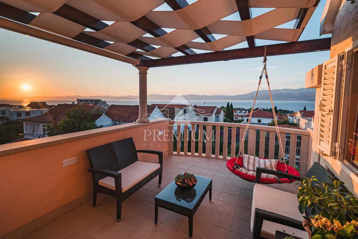 AMPIO APPARTAMENTO CON SPLENDIDA VISTA, PARCHEGGIO
