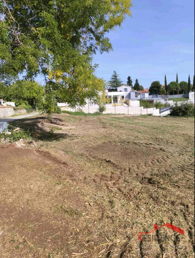 Juršići – građevinsko zemljište 670 m² u centru mjesta, voda i struja na parceli