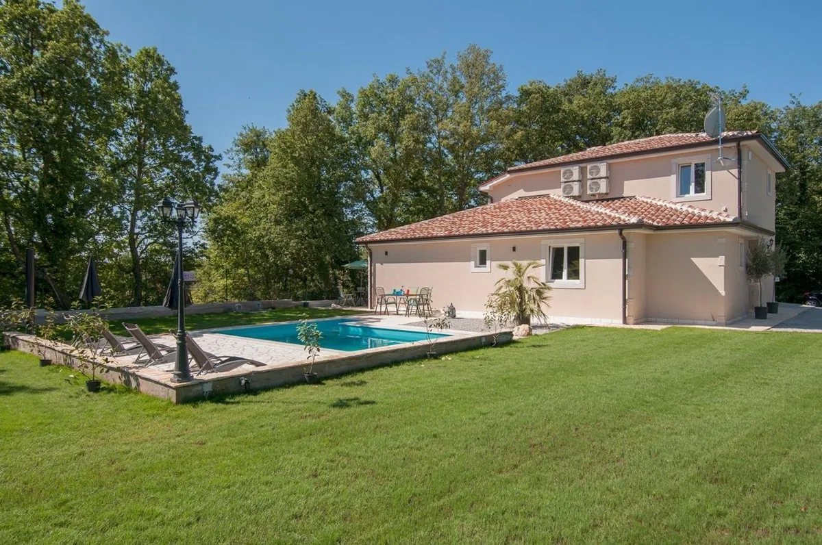 TINJAN!!! Charmante Villa mit Swimmingpool, inmitten der Natur