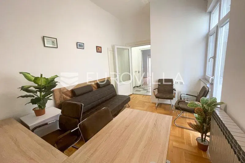 Osijek, Centar, poslovni prostor za najam u centru grada, s uključenim režijama, površine 61,94 m²