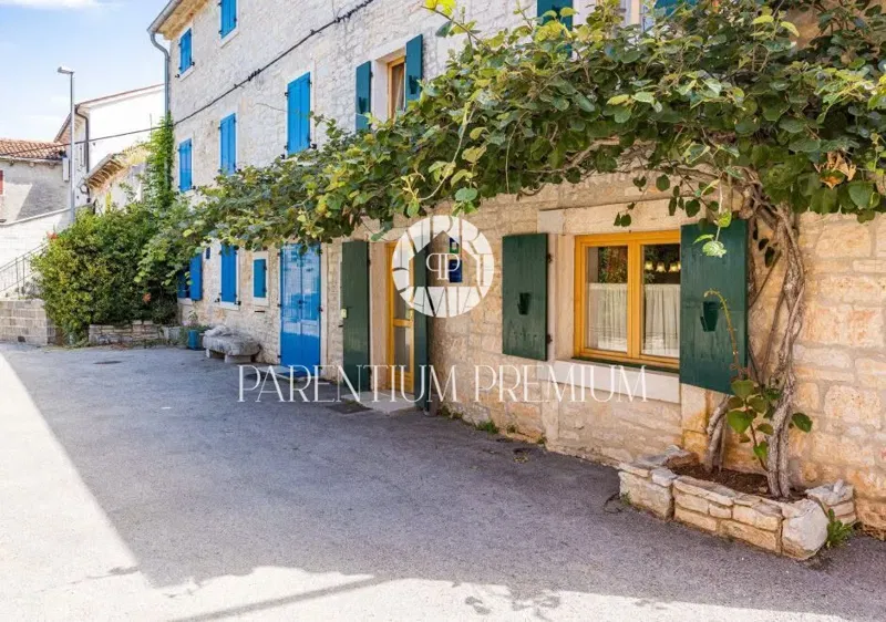 Rovinj környéke - két felújított kőház medencével – 2
