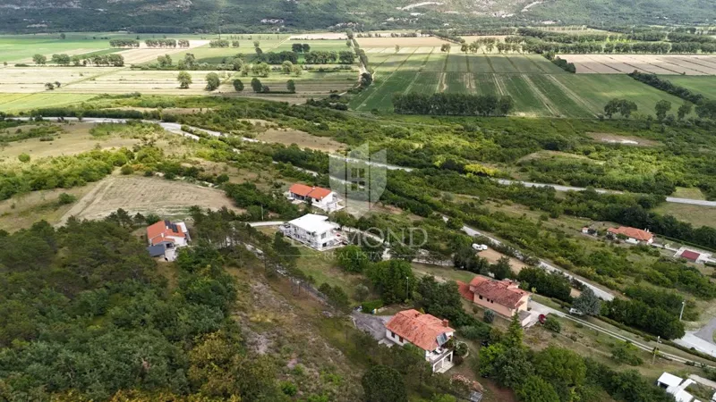 Kršan, okolica, kuća s dvije stambene jedinice i veliko građevinsko zemljište