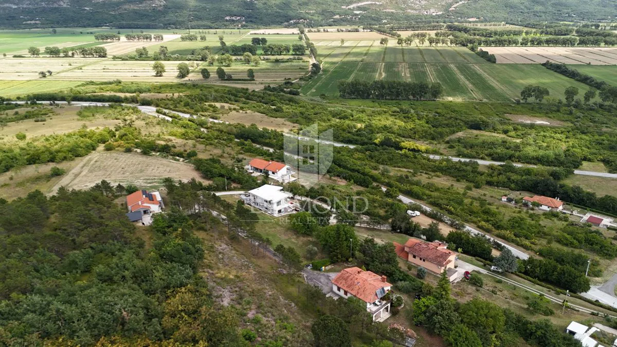 Kršan, okolica, kuća s dvije stambene jedinice i veliko građevinsko zemljište