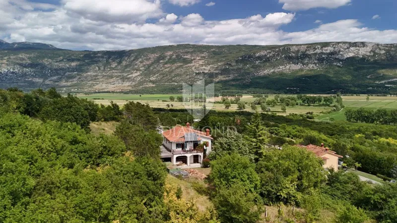 Kršan, okolica, obiteljska kuća s dvije stambene jedinice i velikom građevinskom okućnicom